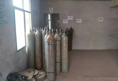 133個(gè)壓縮氣瓶藏身居民樓？！氣瓶放置不當(dāng)，等于炸彈！——聚焦氟制冷劑批發(fā)亂象與安全警示